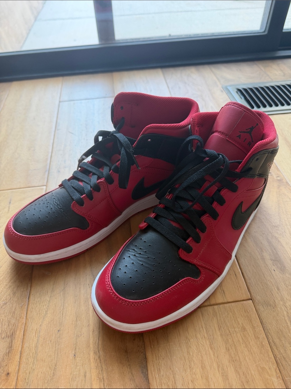 Nike Air Jordan 1 Mids - Red/Black